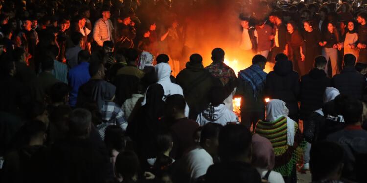 Êlih’te binlerin katılımıyla Newroz ateşi yakıldı
