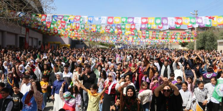 Newroz alanları Abdullah Öcalan’ın çağrısını işaret etti