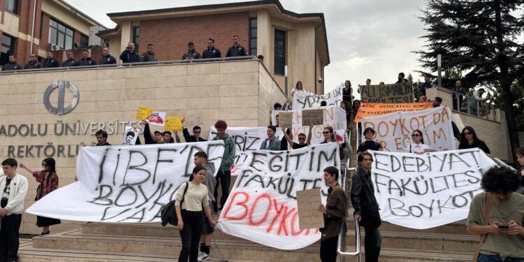 Anadolu Üniversitesi’nde boykota katılım çağrısı yapıldı
