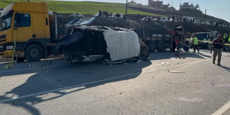 Hatay’da TIR ile işçi servisi çarpıştı: 6 ölü, 8 yaralı