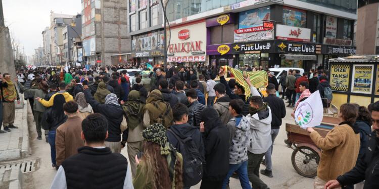 Gever ve Êlih’te Newroz sonrası gençler yürüyüş yaptı