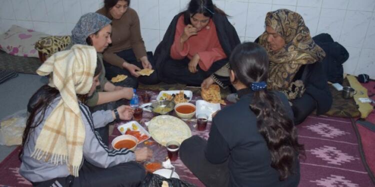 Tişrin’de günlerdir direnenler ilk iftarlarını açtı