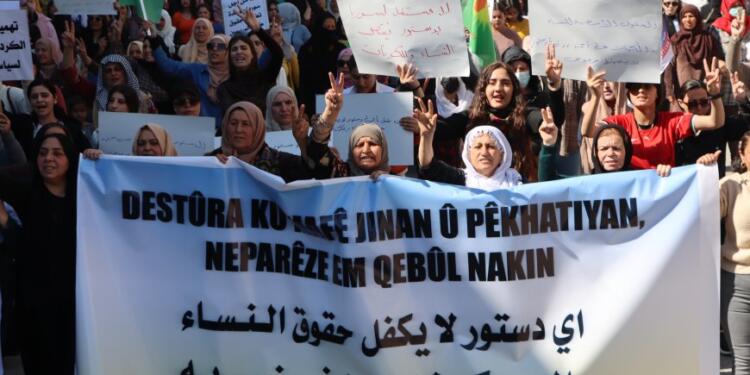 Qamişlo’da kadınlar ‘anayasa taslağı’na karşı yürüdü