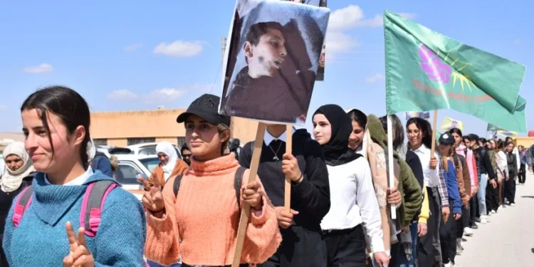 Genç kadınlar Berxbotan katliamını yürüyüşle protesto etti