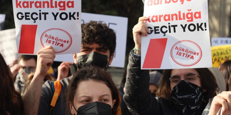 ODTÜ’de öğrenciler barikatlarıyla birlikte yürüdü