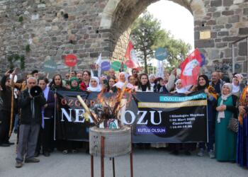 İzmir’in ilk Newroz ateşi Kadifekale’de yakıldı