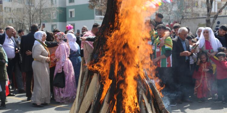Newroz alanları Abdullah Öcalan’ın çağrısını işaret etti