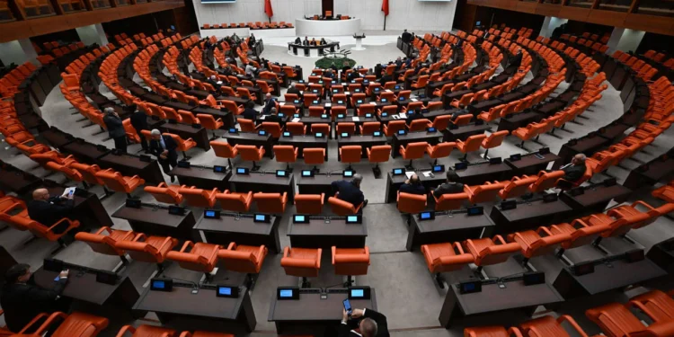 Meclis’te İmamoğlu protestosu: Genel Kurul ertelendi