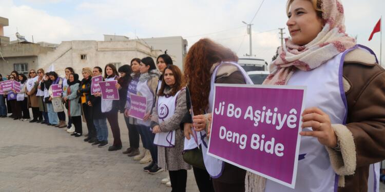 Kadınlardan sınırda ‘Barış Zinciri’: Filizi büyütmek için buradayız