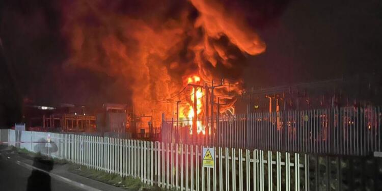 Heathrow Havalimanı yangından dolayı kapandı