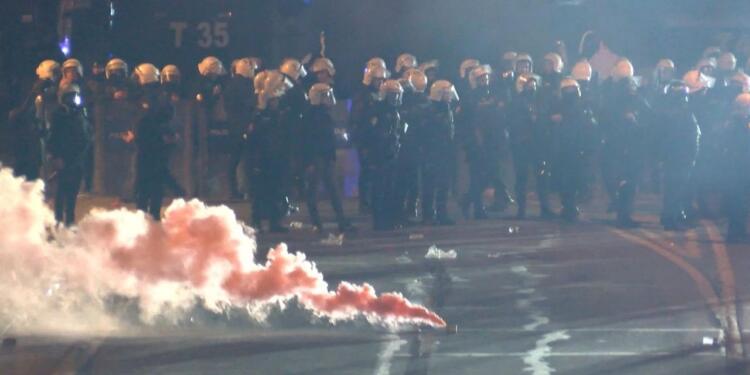 Polis Saraçhane’de toplananlara saldırdı