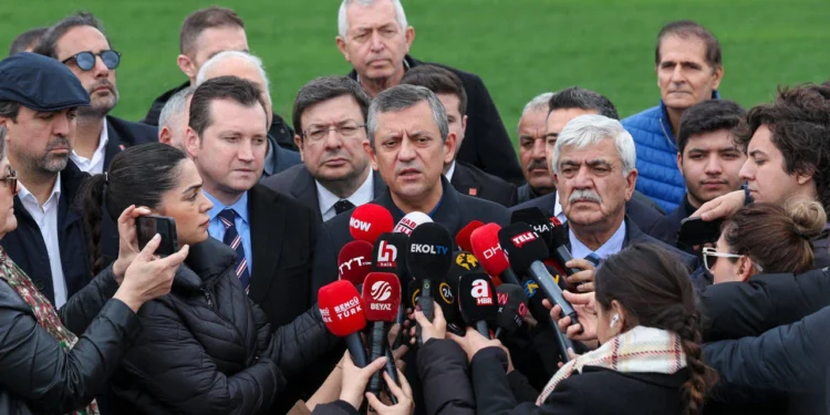 Özgür Özel: Bükemedikleri eli yargı eliyle kırmaya çalışıyorlar