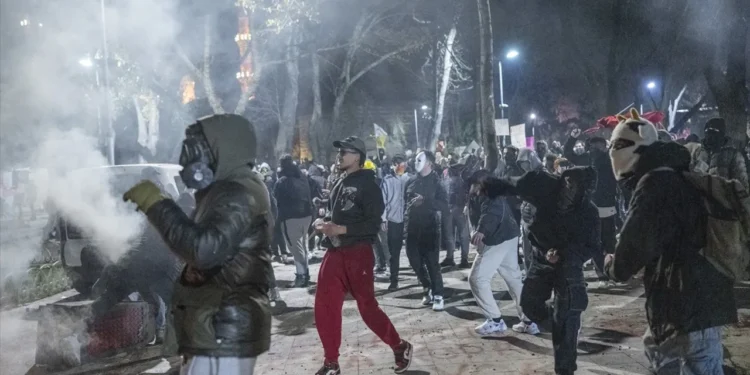 Polis Saraçhane’de toplananlara saldırdı