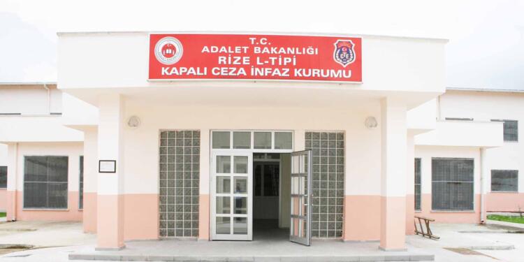 Tutsaklara ‘bir arada oturma’ cezası!
