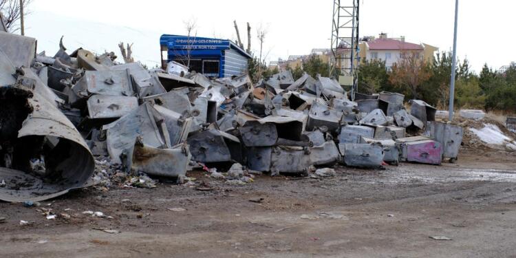 Kayyım çöp konteynerlerini toplattı: 6 milyon zarar
