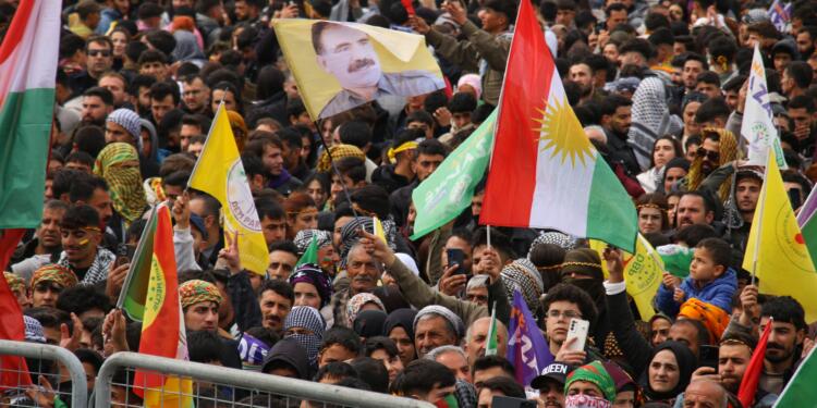 Wan’da görkemli Newroz: Öcalan’ı aramızda görmek istiyoruz