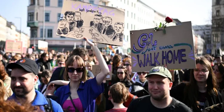 Dünya 8 Mart’ı kutladı: Kadınlar ayağa kalkıyor