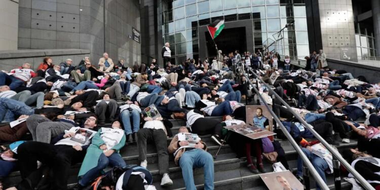 Fransa’da gazeteciler Gazze’de katledilen meslektaşları için sokakta