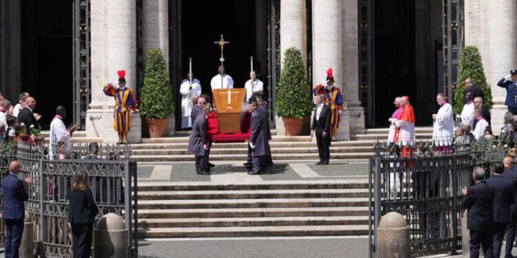 Papa Francis son yolculuğuna uğurlandı