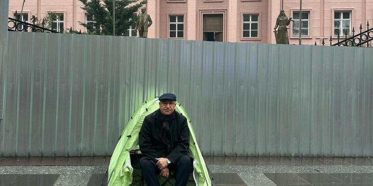 Mahmut Tanal Adalet Bakanlığı önünde nöbette