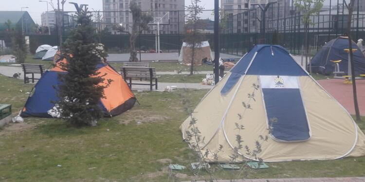 Yurttaşlar geceyi parklarda ve yol kenarlarında geçirdiler