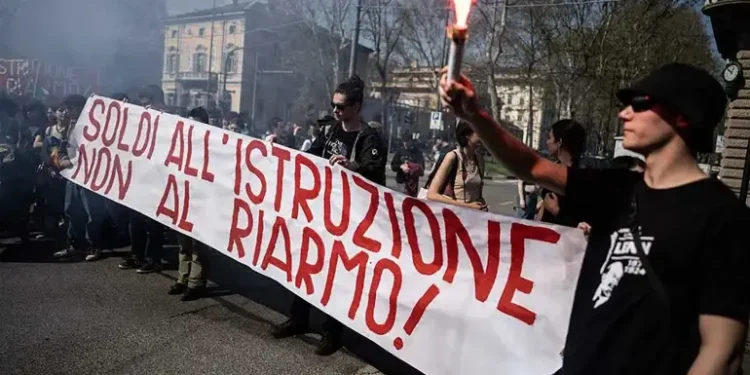 AB’nin silahlanma planı İtalya’da protesto edildi