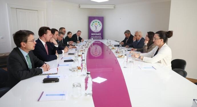 Almanya’dan bir heyet DEM Parti’yi ziyaret etti
