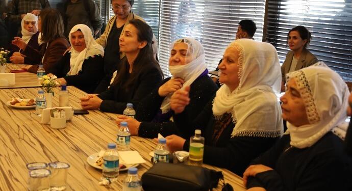 Barış Anneleri’nden Önder için hastaneye ziyaret