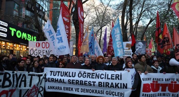 Pek çok kentte tutuklamalar protesto edildi