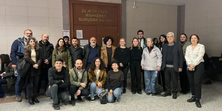 Gazetecilerin yargılandığı dava ertelendi