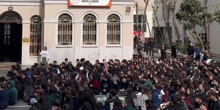 Liselilerden ‘Öğretmenime dokunma’ eylemi