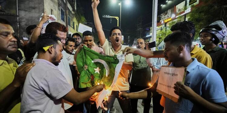 Hindistan ile Pakistan arasında karşılıklı restleşme