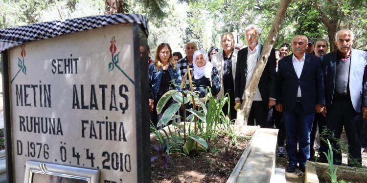 Gazeteci Metin Alataş mezarı başında anıldı