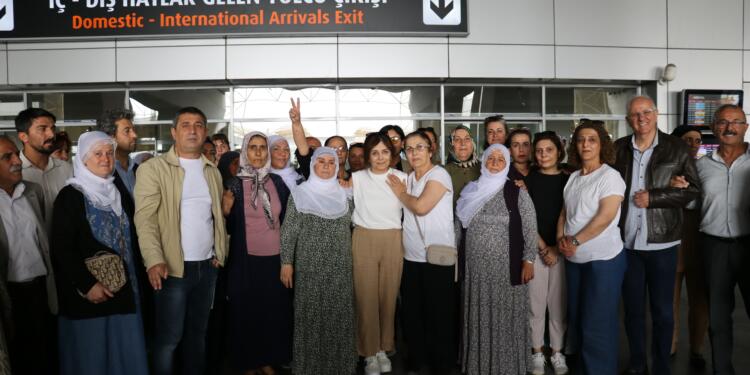 Tahliye edilen Özge Özbek Amed’de coşkuyla karşılandı