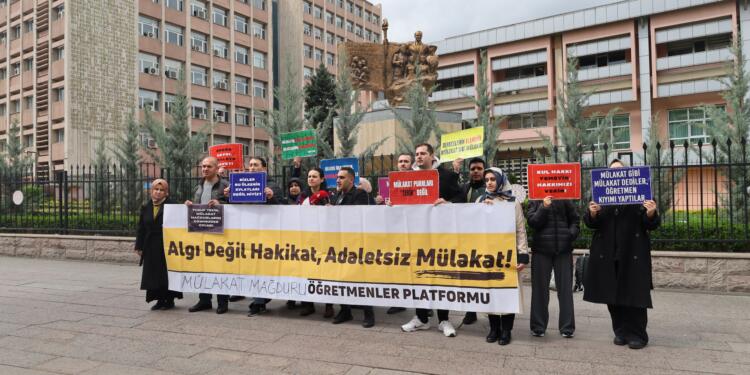 Mülakatta elenen öğretmenlerden oturma eylemi