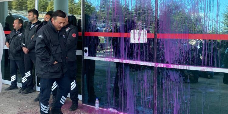 ‘Alie Sempozyumu’ mor boyalarla protesto edildi