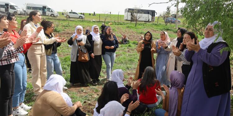 Kadınlar Öcalan’ın yaş günü için fidan dikti