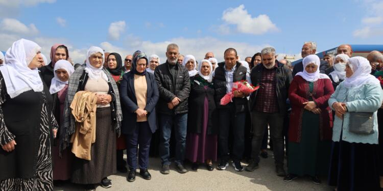 32 yıllık tutsak memleketinde coşkuyla karşılandı