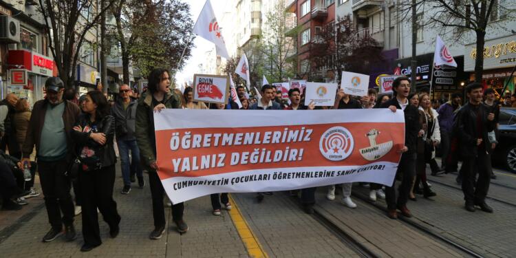 Eskişehir’de liseliler sokakta: Bakan istifa