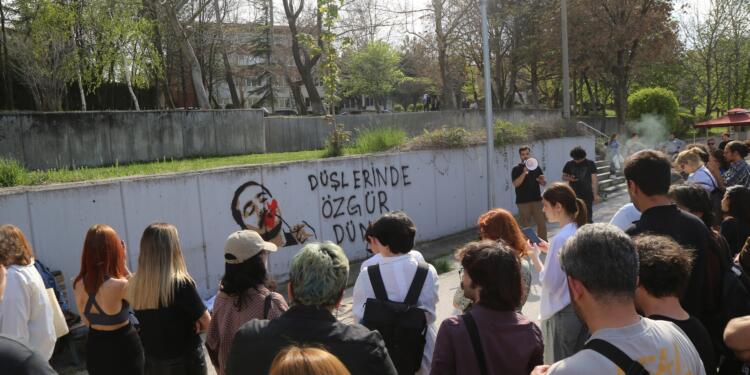 Ali İsmail’in portresi okulunun duvarlarında