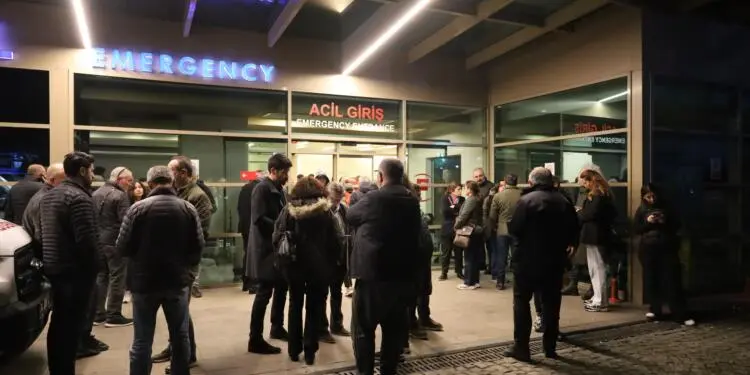 Önder’in bulunduğu hastane önünde çok sayıda kişi toplandı