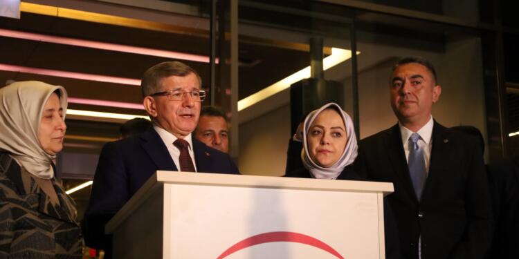 Ahmet Davutoğlu Sırrı Süreyya Önder’i ziyaret etti