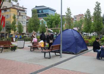 Yurttaşlar geceyi sokakta geçirdi: Toplanma alanları yetersiz