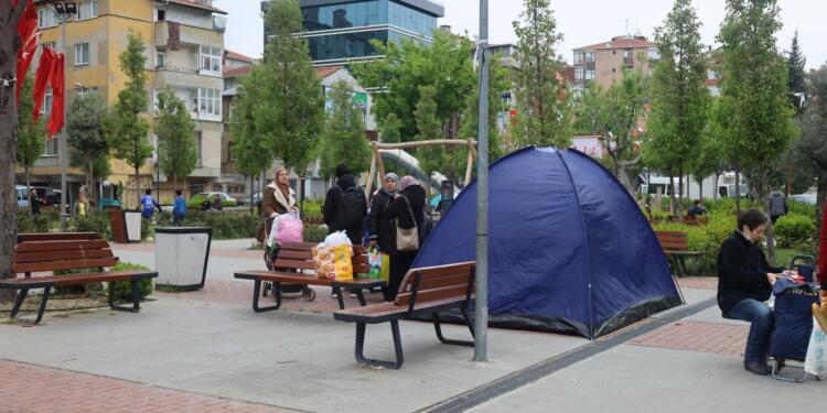 Yurttaşlar geceyi sokakta geçirdi: Toplanma alanları yetersiz