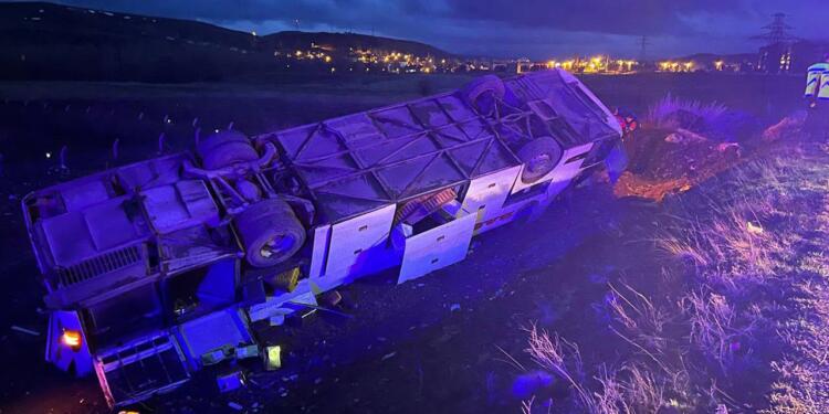 Sivas’ta yolcu otobüsü devrildi: 2 ölü, 18 yaralı