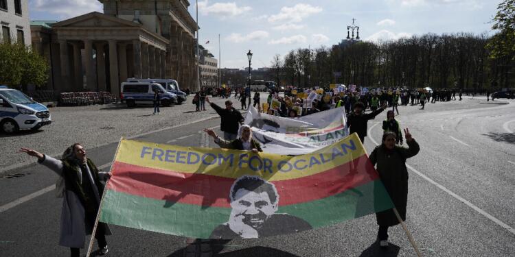 Berlin’de Abdullah Öcalan’ın özgürlüğü için yürüyüş düzenlendi