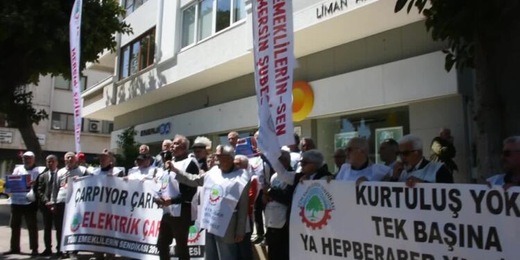 Mersin’de emekliler elektrik zammını protesto etti