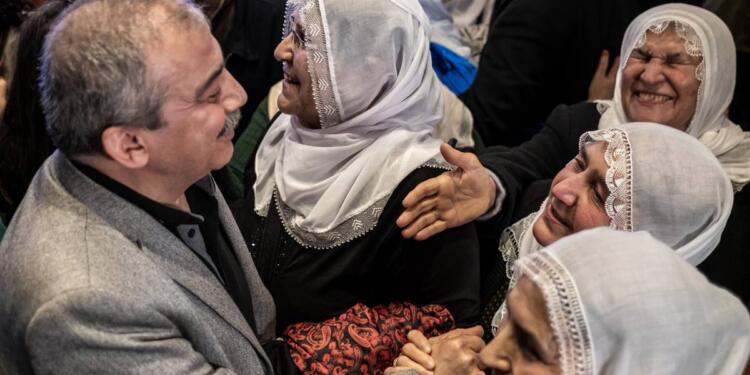 Sanatçılardan geçmiş olsun mesajları: Ölme Sırrı Abi