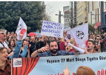 ‘Tiyatronun gücünü kullanalım’