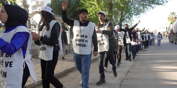 Amara yürüyüşçüleri Pirsûs’ta Rojava Devrimi’ni selamladı